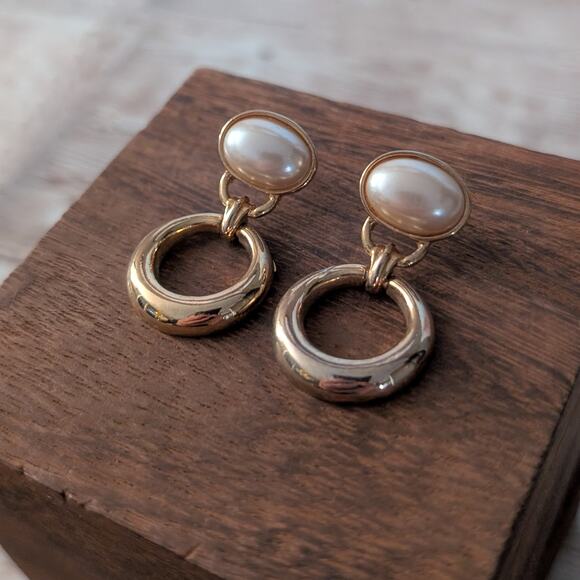 Vintage Stud Earrings Statement Gold Tone & Faux Pearl Stylish - Picture 2 of 4